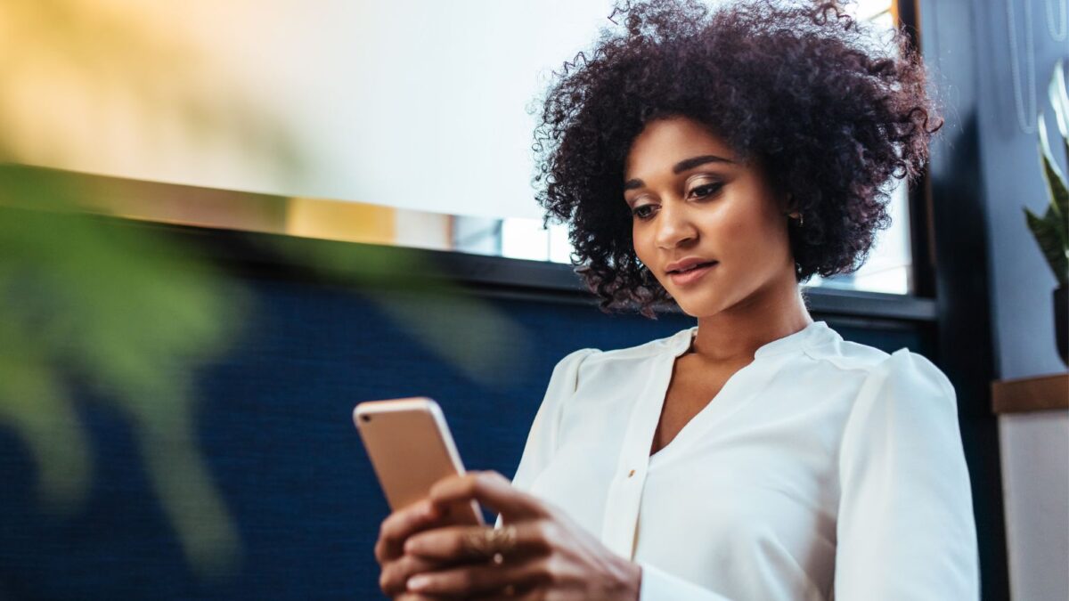 Femme au téléphone