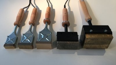 Elektrische brandstempel, handbrandstempel of gasbrandstempel met gegraveerde blok of plaat om hout, leder, vlees te brandmerken.