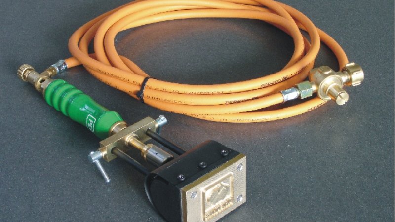 Gasbrandstempel verwarmd met gas of propaangas en gegraveerde koper, messing of inox RVS plaat om vochtig hout te brandmerken.
