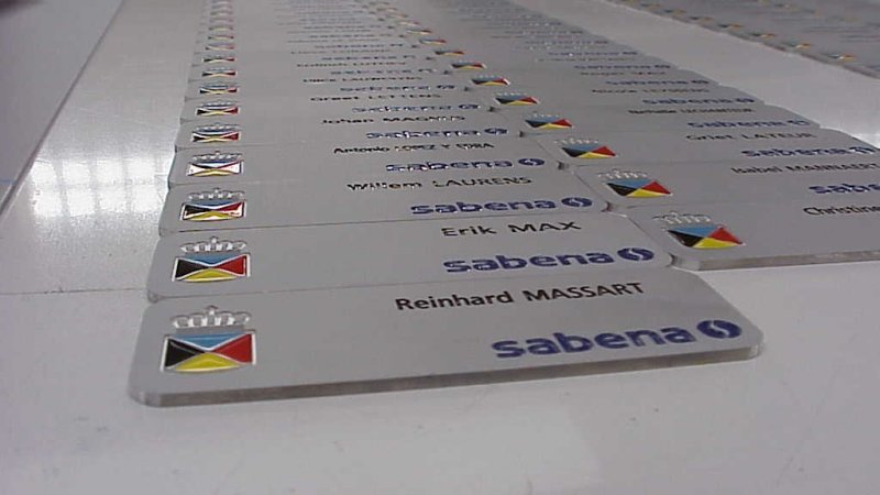 Naambadge, name tag of naambadges graveren met naam, functie en/of logo uit aluminium voor beurs, event, congres of winkel. 