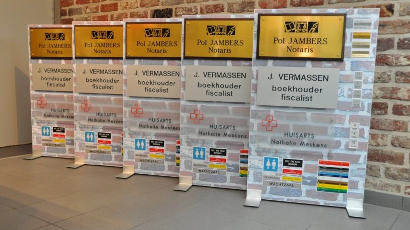 Naamplaat of naambord in aluminium, plexi of koper graveren met een of meerdere teksten, logo's, foto's en/of huisnummers.