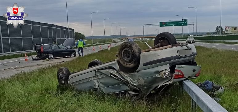 Najechał na tył jadącego przed nim samochodu i dachował - Zdjęcie główne