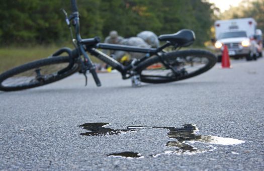 Rowerzysta potrącony przez samochód osobowy - Zdjęcie główne