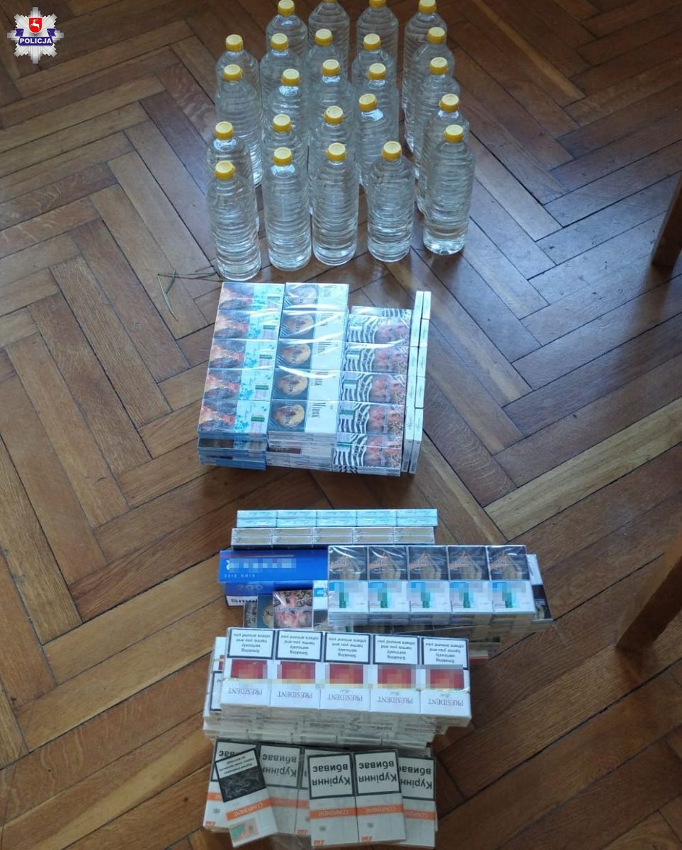Policjanci ujawnili towary bez akcyzy na targowisku w Lublinie. Część z nich była ukryta w tujach  - Zdjęcie główne
