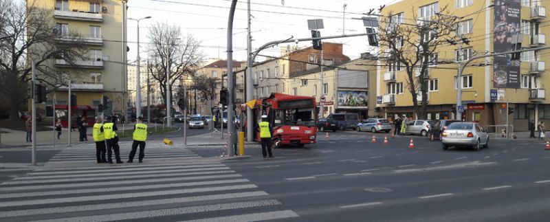 Autobus wjechał w słup - są ranni - Zdjęcie główne