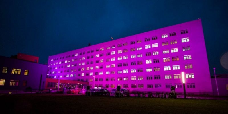 Szpital zaświecił na fioletowo dla wcześniaków - Zdjęcie główne
