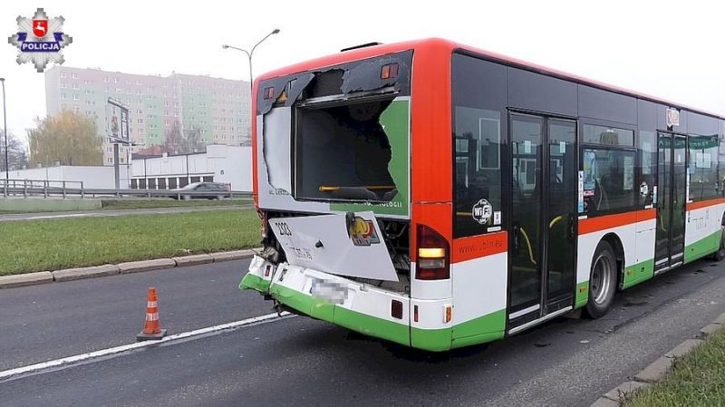 Karetką wjechał w autobus - bez prawa jazdy! - Zdjęcie główne