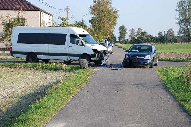 Po pijaku zderzył się z busem wiozącym dzieci - Zdjęcie główne