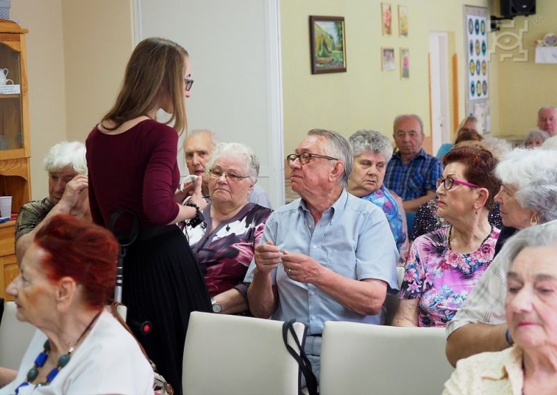 Seniorzy uczą się używać opasek życia  - Zdjęcie główne