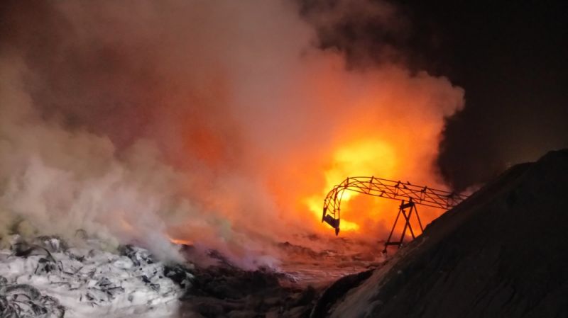 Wielki pożar składowiska opon  - Zdjęcie główne