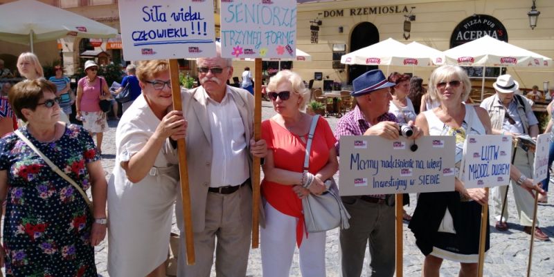 Seniorzy odebrali z rąk prezydenta Lublina klucze do bram Miasta (WIDEO)  - Zdjęcie główne