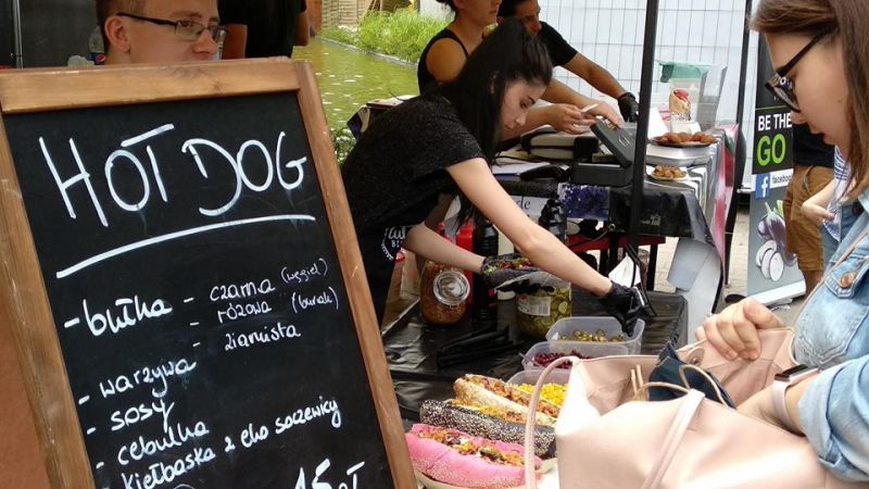 Różowe hot-dogi i smoothie  - Zdjęcie główne