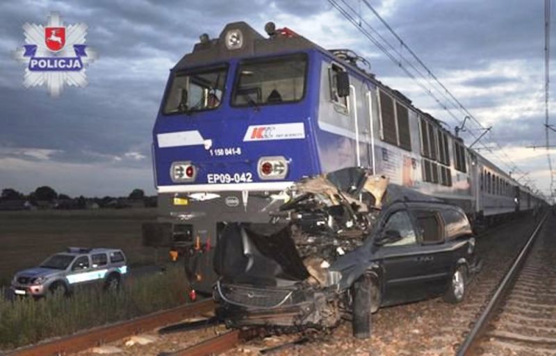 Wjechał w lokomotywę, nie żyje jedna osoba - Zdjęcie główne