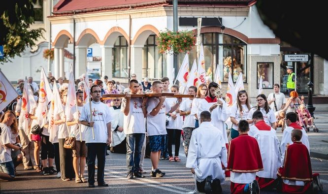 Znaki Światowych Dni Młodzieży odwiedziły Lubartów - Zdjęcie główne