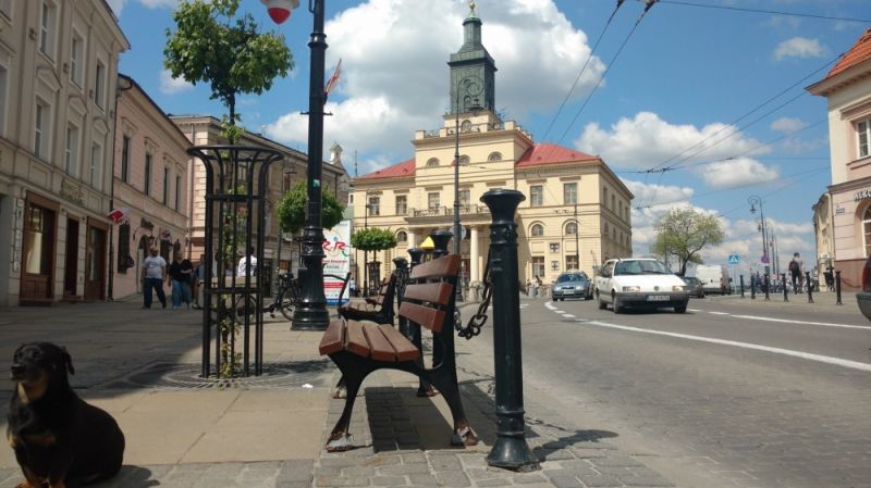 Ławki z Placu Litewskiego pojawiły się w Śródmieściu - Zdjęcie główne