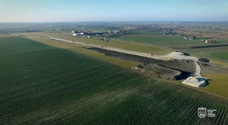 Bardzo dobre tempo budowy pasa na lotnisku Państwowej Wyższej Szkoły Zawodowej w Chełmie - Zdjęcie główne