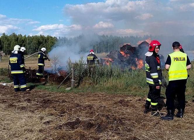 Pożar 200 bel słomy gasiło 5 zastępów straży - Zdjęcie główne