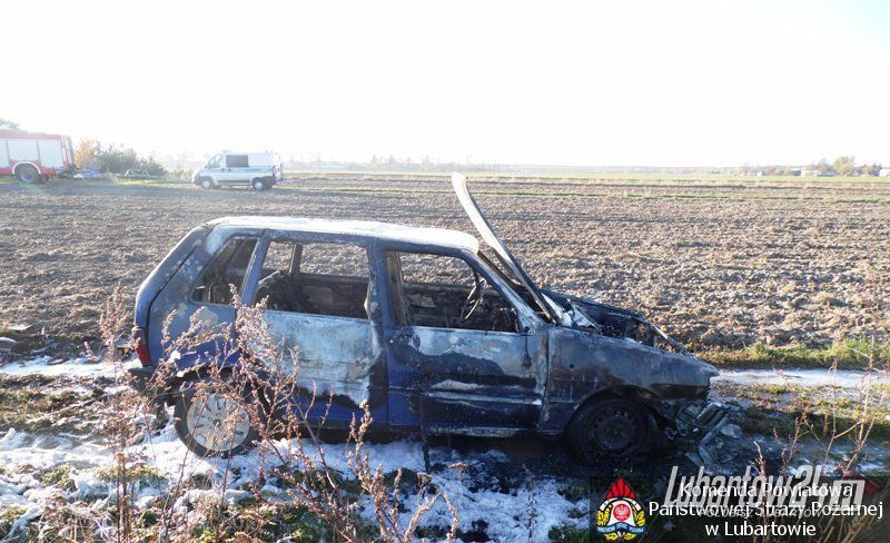 Pożar auta na środku drogi - Zdjęcie główne