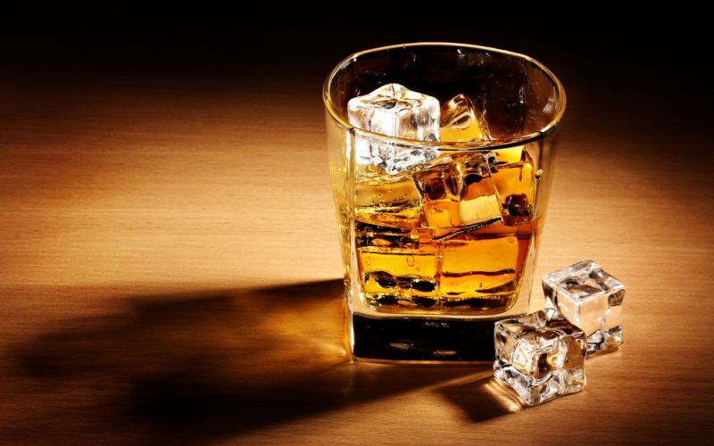 Z maczetą po butelkę whisky - Zdjęcie główne