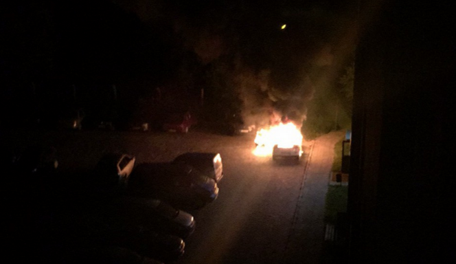 Auto spłonęło pod oknami bloku - Zdjęcie główne