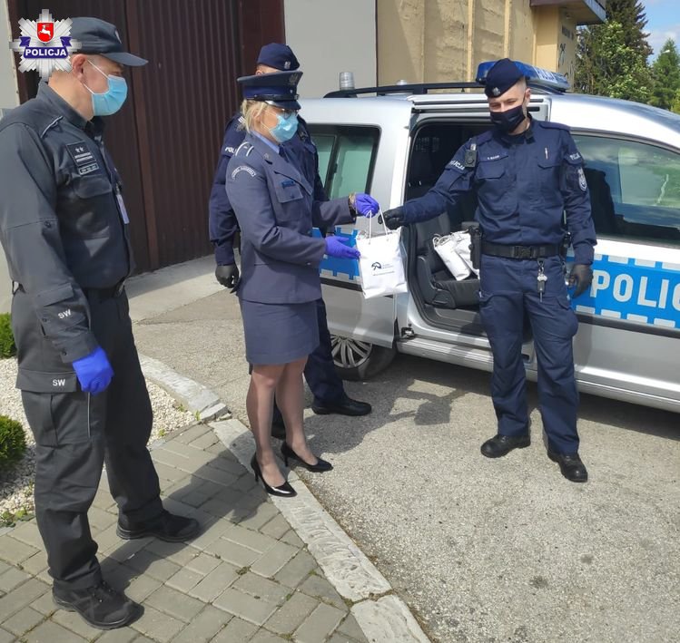Policjanci z KMP w Lublinie otrzymali maseczki uszyte przez osadzonych - Zdjęcie główne