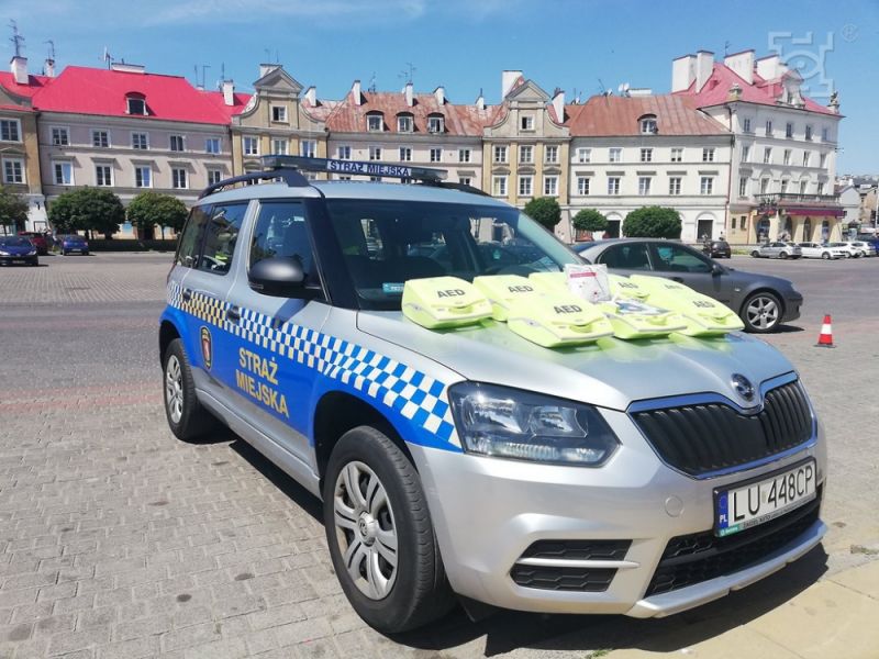 Patrol Straży Miejskiej zaopatrzony w defibrylator uratował życie mężczyźnie - Zdjęcie główne