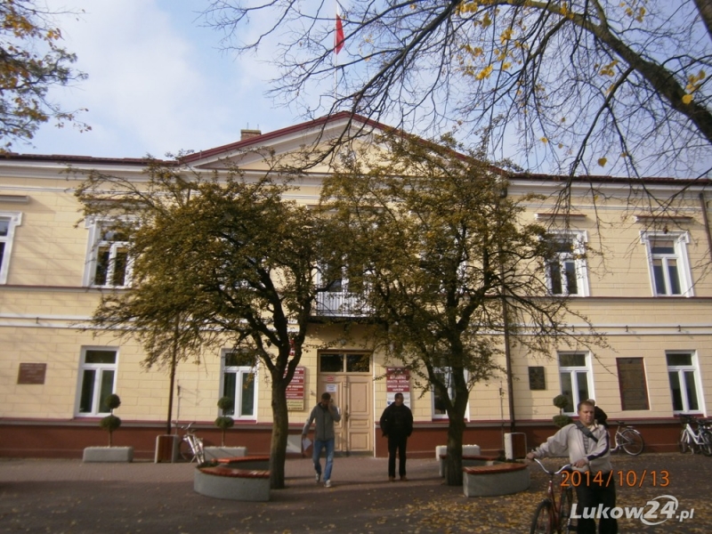 Pieniądze i pierścionek do odebrania - Zdjęcie główne