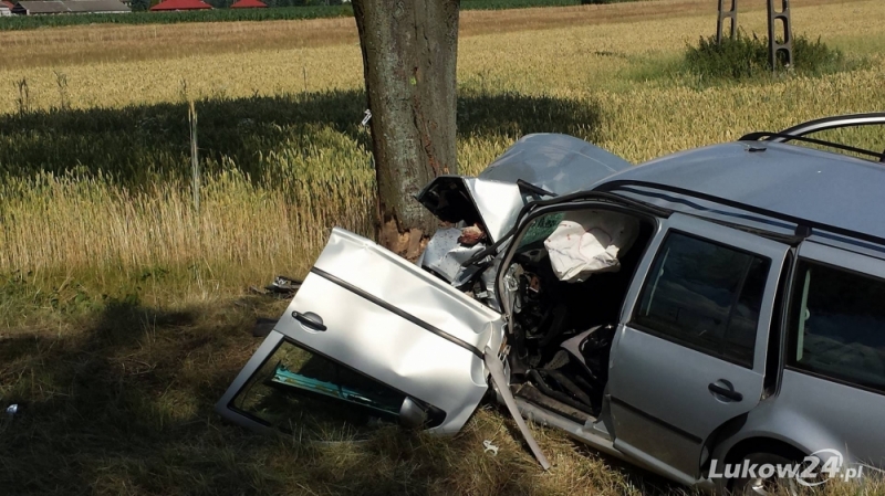 Ciężko ranna kobieta po uderzeniu w drzewo - Zdjęcie główne