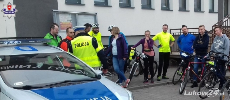   Policjanci przekazali porady cyklistom z  „Rowerowego Łukowa” - Zdjęcie główne