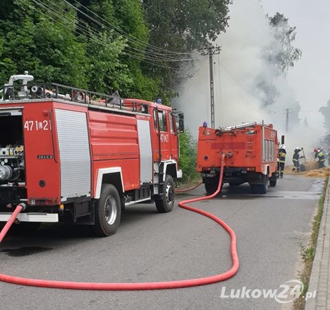 Pożar w Jeleńcu. Pali się słoma na przyczepie  - Zdjęcie główne