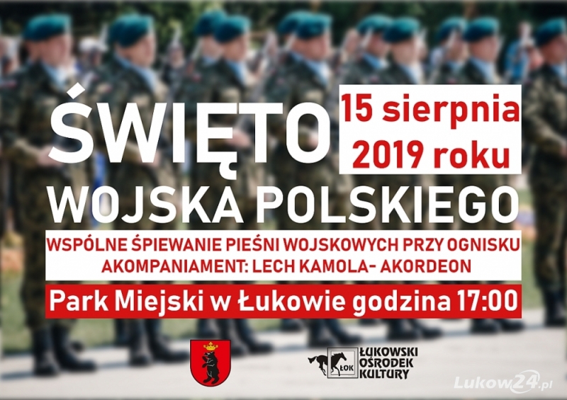 Wspólne śpiewanie przy ognisku w Święto Wojska Polskiego - Zdjęcie główne