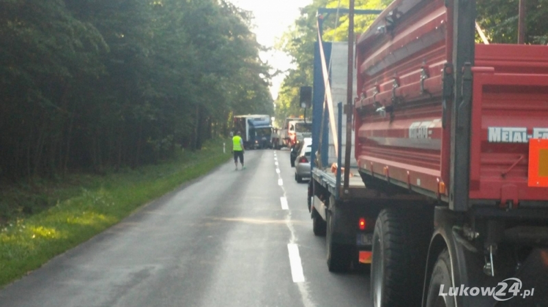 Ciężarówka w rowie. Utrudnienia na drodze do Siedlec - Zdjęcie główne