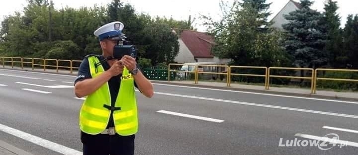 Policjanci przeprowadzają  KASKADOWY POMIAR PRĘDKOŚCI - Zdjęcie główne