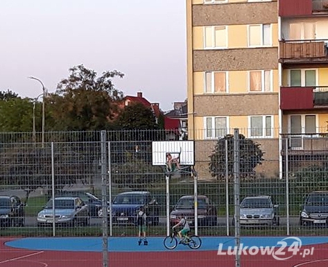 NASZ TEMAT. "Dzieciaki dewastują boisko". Dyrektor OSiR komentuje (WIDEO) - Zdjęcie główne