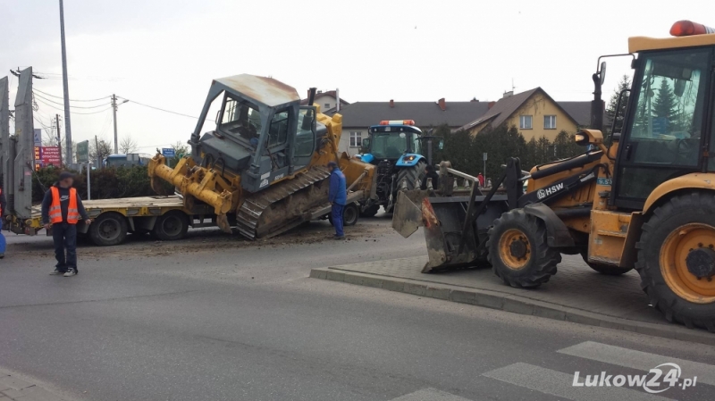 20-tonowy spych zjechał z lawety... na rondzie - Zdjęcie główne