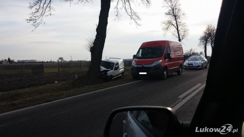 Citroenem w drzewo. Ranny kierowca - Zdjęcie główne