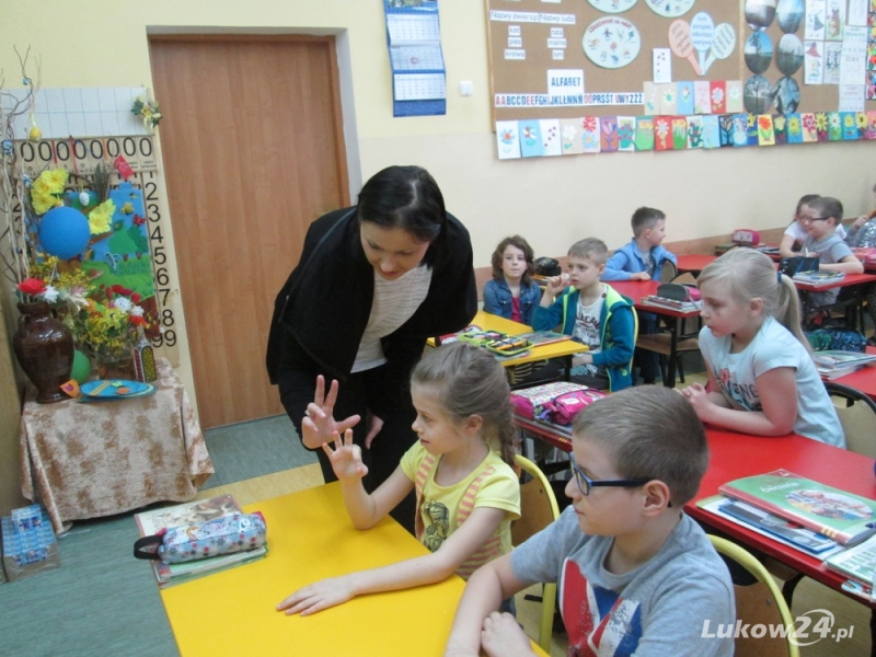 Bez dźwięków, ale z gestami - Zdjęcie główne