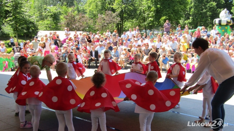 Fantazjowanie tańcem i śpiewaniem - Zdjęcie główne