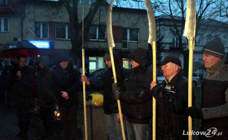 Z pochodniami i kosami maszerowali ulicami - Zdjęcie główne