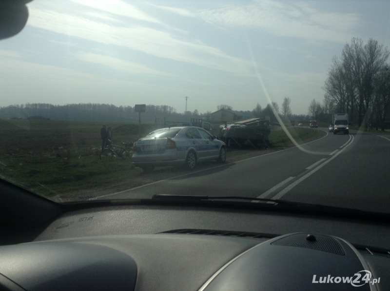 Nie chciał potrącić rowerzysty. Wpadł do rowu - Zdjęcie główne