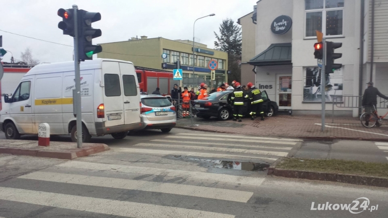 Zderzenie na skrzyżowaniu. Na miejscu pracują służby ratunkowe - Zdjęcie główne