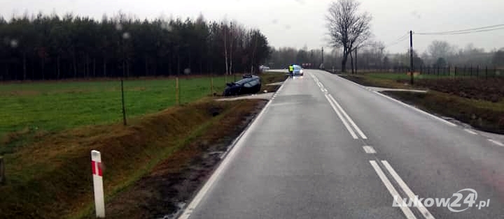 Auto w rowie - Zdjęcie główne