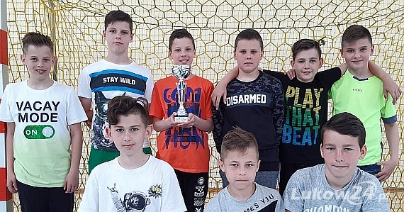 Młodzi piłkarze z "Jedynki" mistrzami powiatu - Zdjęcie główne