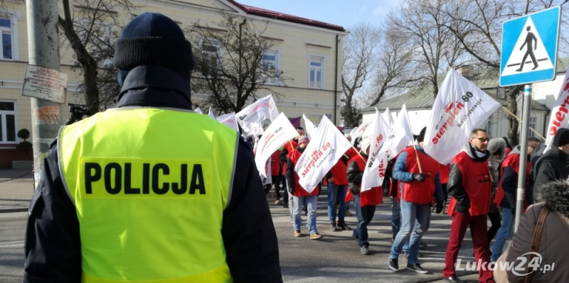 Trwa protest przed starostwem - Zdjęcie główne