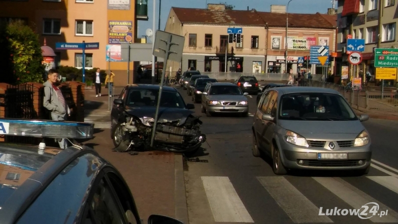 Kolizja na Warszawskiej, utrudniony ruch w Centrum - Zdjęcie główne