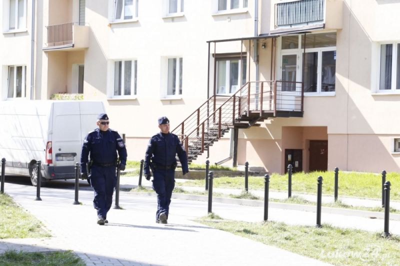 Zadzwonił na policję, bo rodzeństwo nie chciało wpuścić go do domu. Dostał mandat - Zdjęcie główne