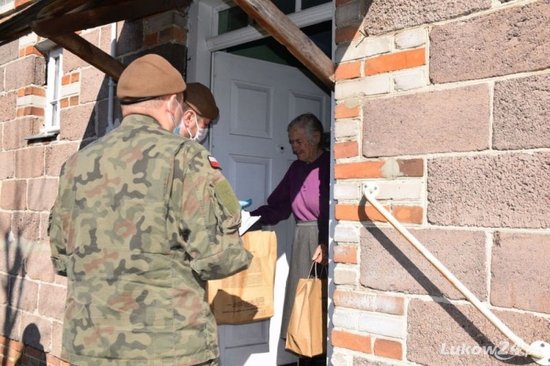 Terytorialsi dostarczają świąteczne paczki dla weteranów. Byli w też w Domu Seniora w Świderkach  - Zdjęcie główne