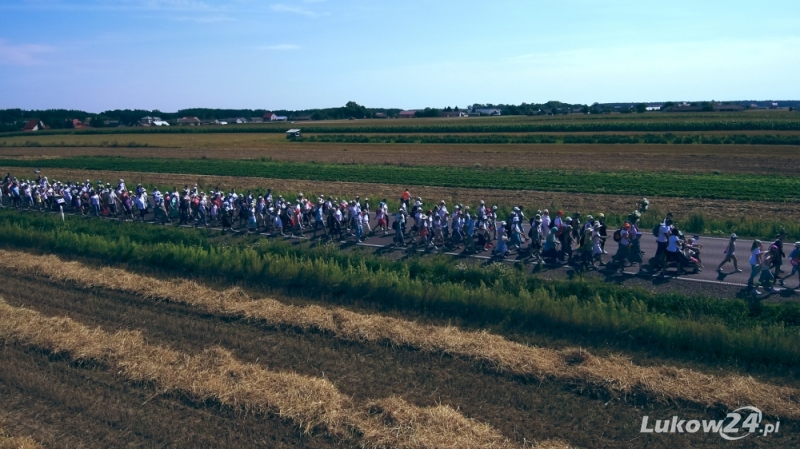 Pielgrzymi na szlaku. Zobacz film z lotu ptaka - Zdjęcie główne