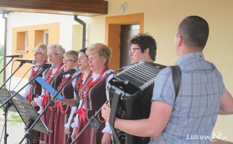 Święto Polskiej Niezapominajki z piosenką i bukietem - Zdjęcie główne