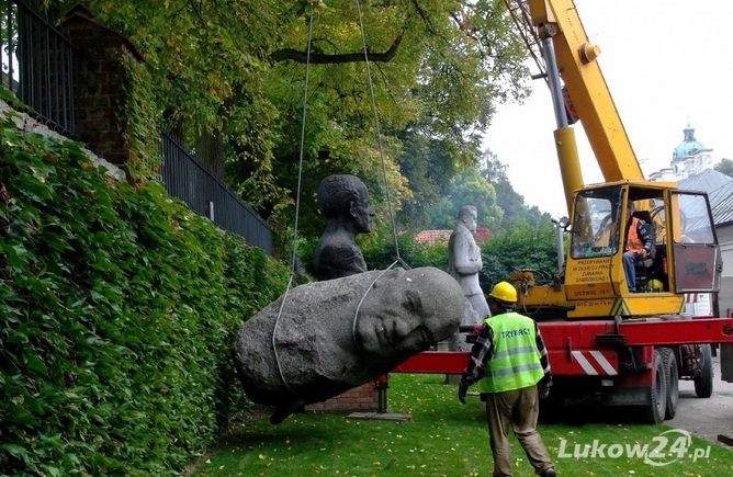 20 tonowy monument trafił do Kozłówki - Zdjęcie główne